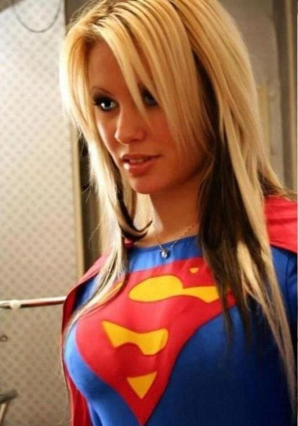 Девушка в майке Супермена