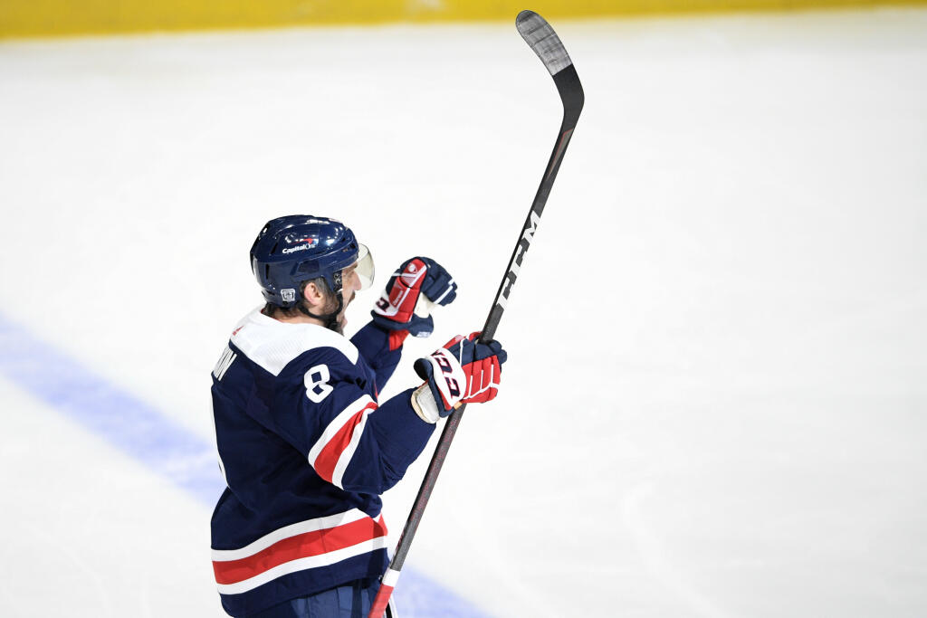 KK79 Washington - Hokejista Washingtonu Capitals Alexander Ovečkin (8) sa teší z gólu počas zápasu zámorskej hokejovej NHL Washington Capitals - Philadelphia Flyers 7. februára 2021 vo Washingtone. FOTO TASR/AP
Washington Capitals left wing Alex Ovechkin (8), of Russia, celebrates his second goal of an NHL hockey game during the second period against the Philadelphia Flyers, Sunday, Feb. 7, 2021, in Washington. (AP Photo/Nick Wass)