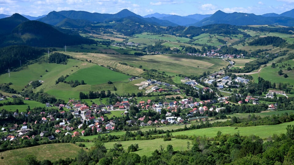 Na prírodné podmienky si v obci na predmestí Dolného Kubína rozhodne nemôžu sťažovať. Pohľad z Tupej skaly.