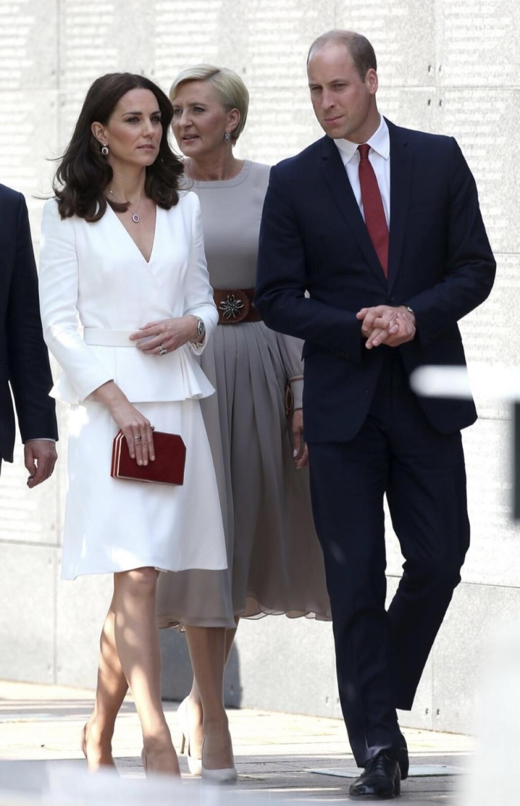 Kate a William na návšteve Varšavy, kde mala vojvodkyňa oblečené rovnaké šaty, ako počas príhovoru zdravotným sestrám.