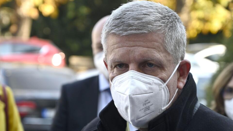 Na snímke minister zdravotníctva SR Vladimír Lengvarský (nominant OĽaNO) počas brífingu s novinármi po rokovaní s riaditeľmi košických nemocníc v areáli Univerzitnej nemocnice L. Pasteura v Košiciach 29. októbra 2021. FOTO TASR - Roman Hanc