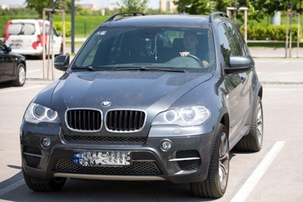 Aj defenzívny univerzál Erik Sabo obľubuje mníchovskú značku BMW. Na zraz pred kvalifikačným zápasom proti Litve sa doviezol na modeli X5.