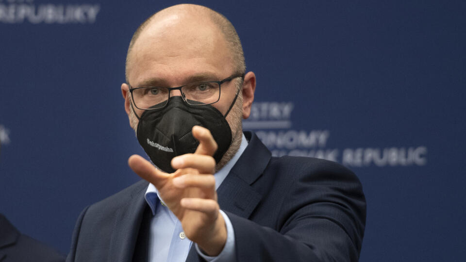Na snímke podpredseda vlády SR a minister hospodárstva SR Richard Sulík (SaS) a počas tlačovej konferencie na tému Vysoké ceny energií a riešenie pre domové kotolne v pondelok 14. februára 2022 v Bratislave. FOTO TASR - Pavel Neubauer