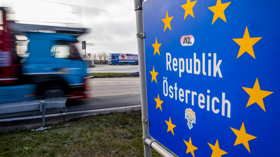Kontrola dodržiavania opatrení na slovensko-rakúskom diaľničnom hraničnom priechode Petržalka-Berg