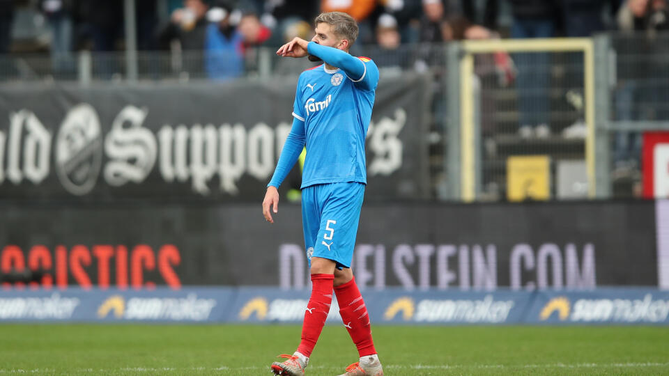 Nemecký futbalista Stefan Thesker z druholigového Holsteinu Kiel sa vyliečil z ochorenia COVID-19.