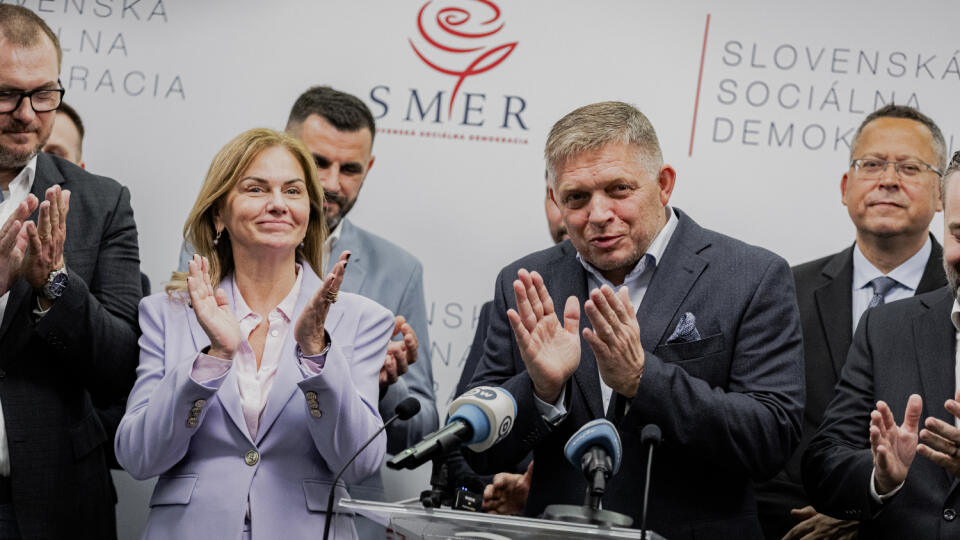 Na snímke Monika Beňová, Robert Fico a Ľuboš Blaha počas tlačovej konferencia strany Smer - slovenská sociálna demokracia po skončení predčasných parlamentných volieb.