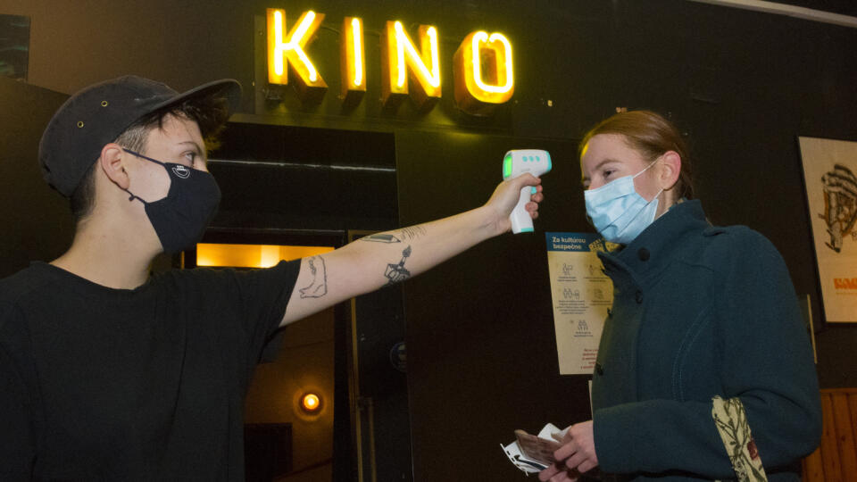 Kino Úsmev otvorili po vyše mesiaci pre návštevníkov večer 24. novembra 2020. Kvôli protipandemickým opatrenia bolo kino zatvorené od 15. októbra 2020. Návštevníci kina si pred vstupom museli dezinfikovať ruky a bola im odmeraná telesná teplota. V kinosále, kde nemohla byť využitá plná kapacita, sedeli v odstupoch. Košice 25. novembra 2020 FOTO TASR – Milan Kapusta