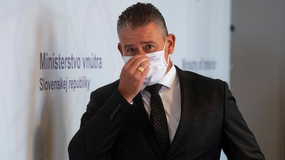 Opozícia dlhodobo žiada odvolanie ministra vnútra Romana Mikuleca (OĽaNO).