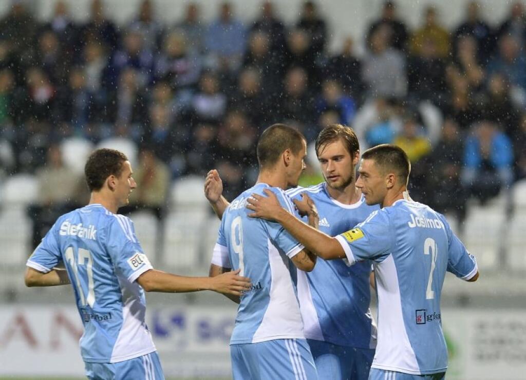 Slovanista Juraj Halenár (druhý zľava) oslavuje so spoluhráčmi gól v zápase 7. kola futbalovej Fortuna ligy Spartak Myjava – Slovan Bratislava v Myjave v sobotu 23. augusta 2014. FOTO TASR – Radovan Stoklasa
