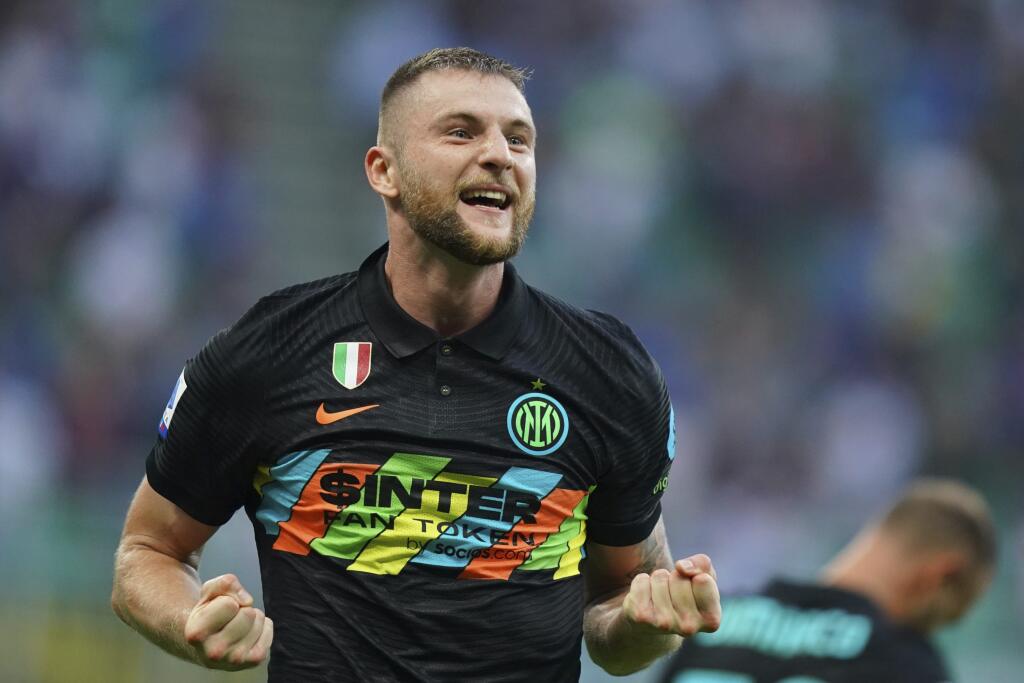 Na snímke slovenský futbalový reprezentant v drese Interu Miláno Milan Škriniar oslavuje.