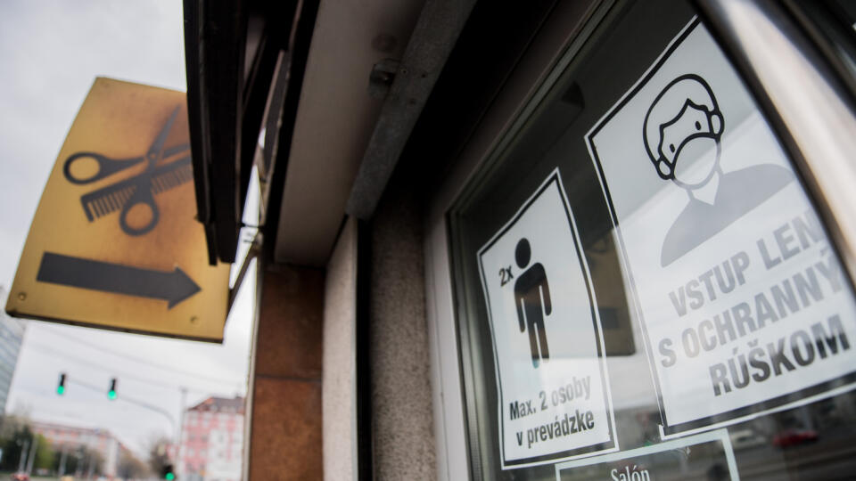 Od pondelka 19. apríla 2021 platia nové výnimky zo zákazu vychádzania. Cesta do prírody a na individuálnu rekreáciu je možná aj medzi okresmi s podmienkou najviac sedemdňového negatívneho testu v prípade okresu vo štvrtom stupni varovania. Navštíviť možno obchody, kaderníctva, múzeá, galérie, knižnice, zoologické, botanické záhrady či plavárne. Otvárajú sa kurzy autoškoly, umožnili sa návštevy bohoslužieb, plavární a športovísk. Väčšina nových výnimiek je podmienená negatívnym testom. Na snímke
