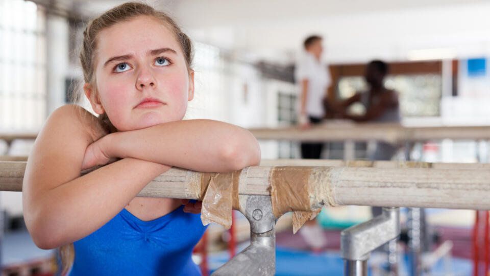 Vrcholový šport si vyžaduje ostré lakte a súperivosť. Dievčenskej psychike je bližšia a prirodzenejšia spolupráca.