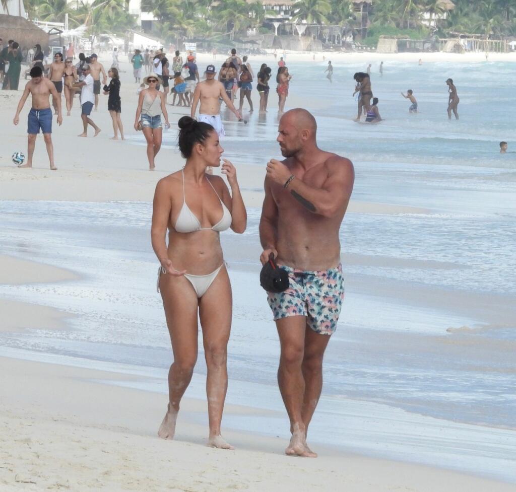 Na instagrame ju sledovalo 2,2 milióna ľudí, Javorčeková mala kvôli popularite paparazzi fotografov na dovolenke.