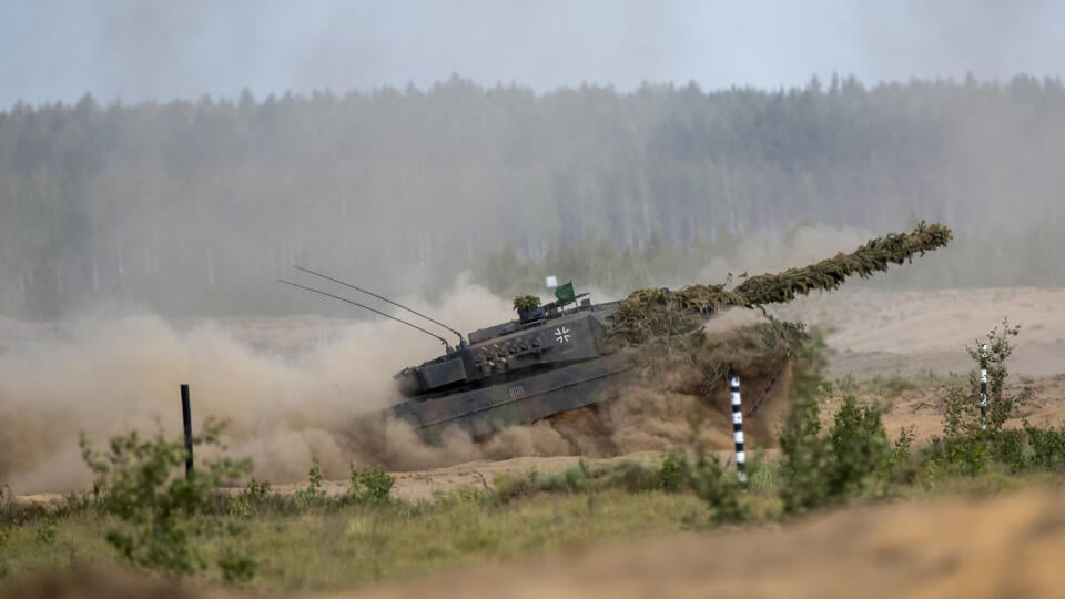 EBE 4 Pabrade - Na snímke bojový tank nemeckej armády Leopard 2A7V sa zúčastňuje na litovsko-nemeckom medzinárodnom vojenskom cvičení na úrovni divízií „Grand Quadriga 2024“ na cvičisku v Pabrade severne od hlavného mesta Vilnius v Litve v stredu 29. mája 2024. „Grand Quadriga 2024“ je rozsiahle cvičenie nemeckého Bundeswehru, ktoré nacvičuje presun dvoch divízií zo strednej časti Európy na východ. Do Litvy bolo presunutých viac ako 3 tisícky nemeckých vojakov a vojenské vybavenie. FOTO TASR/AP
