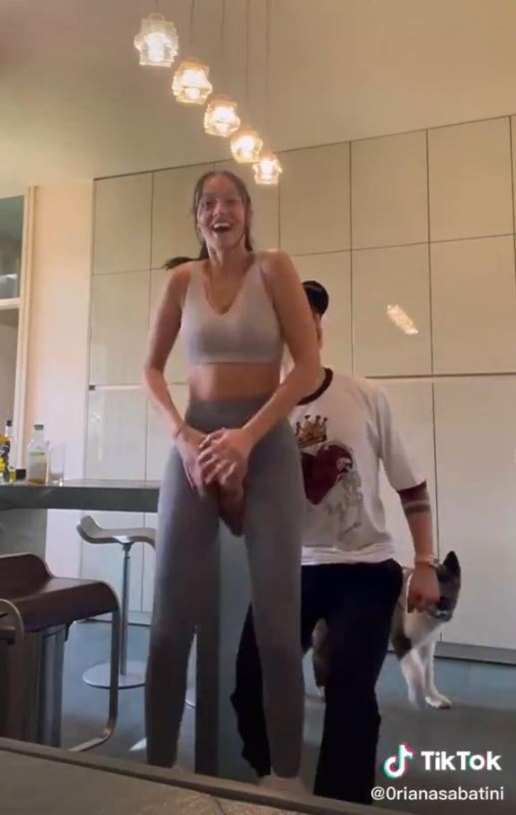Mala to byť nevinná zábava, no TikTok Dybalovi s frajerkou tieto zábery vymazal. Futbalistovu ruku v rozkroku Oriany administrátori vyhodnotili ako nevhodnú a video zablokovali. Napriek tomu už stihlo obletieť internet.