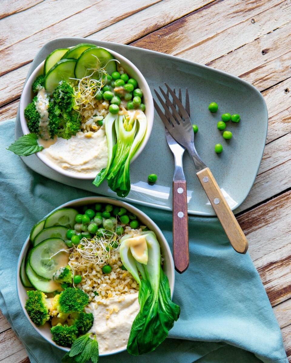 Miska s bulgurom, hummusom a kapustou pak choi.