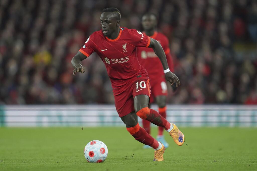 Anglický futbalový klub FC Liverpool údajne odmietol prvú ponuku Bayernu Mníchov za prestup senegalského útočníka Sadia Maneho.