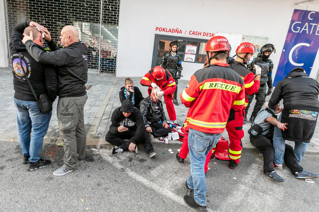 Na snímke je futbalový zápas medzi FC Spartak Trnava a ŠK Slovan Bratislava, ktorý sa skončil predčasne a fanúšikovia obidvoch táborov vnikli na hraciu plochu.