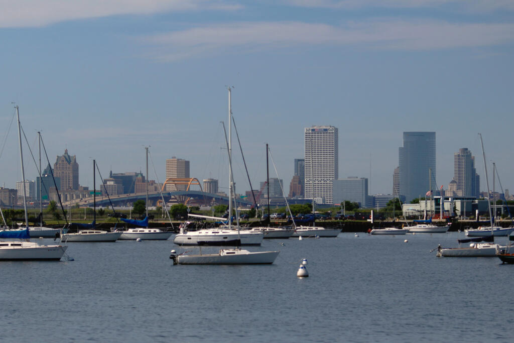 JB 30 Milwaukee - Na snímke z 13. augusta 2020 pohľad na centrum Milwaukee, kde sa v pondelok 17. augusta začne nominačný zjazd americkej Demokratickej strany, ktorý bude mať pre koronavírusovú pandémiu virtuálnu podobu. FOTO TASR/AP 

This Aug. 13, 2020 photo shows the skyline of downtown Milwaukee, the location of a scaled down Democratic National Convention. About 50,000 visitors were expect to inject about $250 million into the economy of the key presidential battleground state. But now, tha