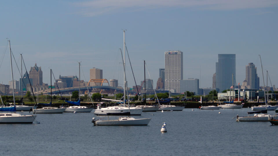 JB 30 Milwaukee - Na snímke z 13. augusta 2020 pohľad na centrum Milwaukee, kde sa v pondelok 17. augusta začne nominačný zjazd americkej Demokratickej strany, ktorý bude mať pre koronavírusovú pandémiu virtuálnu podobu. FOTO TASR/AP
This Aug. 13, 2020 photo shows the skyline of downtown Milwaukee, the location of a scaled down Democratic National Convention. About 50,000 visitors were expect to inject about $250 million into the economy of the key presidential battleground state. But now, tha