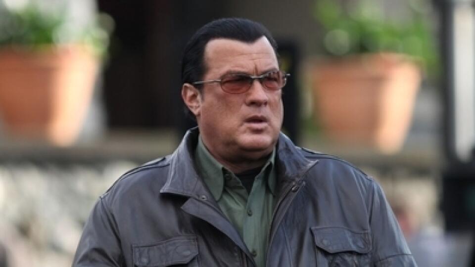 Steven Seagal vyzerá aj v šesťdesiatke k svetu.