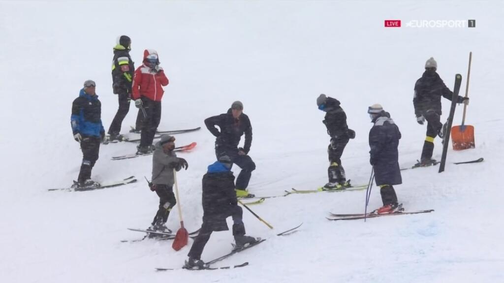 Organizátori tvrdo pracovali na tom, aby sa Super-G uskutočnilo, počasie však bolo proti.