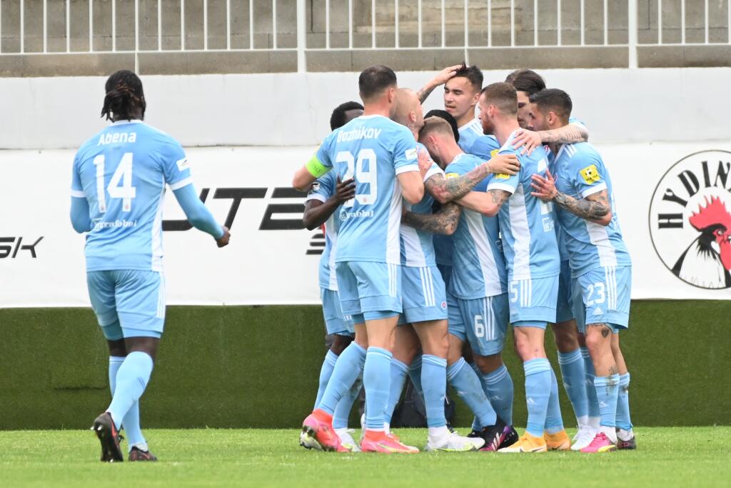 Na snímke radosť hráčov Slovana po strelení gólu počas zápasu 9. kola nadstavbovej časti Fortuna ligy skupiny o titul medzi FC ViOn Zlaté Moravce - ŠK Slovan Bratislava v sobotu 15. mája 2021 v Zlatých Moravciach. FOTO TASR - Lukáš Grinaj