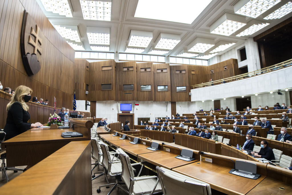 V stredu 13. mája 2020 si prezidentka SR Zuzana Čaputová (vľavo) prišla na zasadnutie parlamentu vypočuť správu o činnosti verejného ochrancu práv za minulý rok. Na snímke verejná ochrankyňa práv Mária Patakyová, ktorá vystúpila v sále parlamentu, aby informovala o činnosti verejného ochrancu práv za rok 2019. FOTO TASR - Martin Baumann