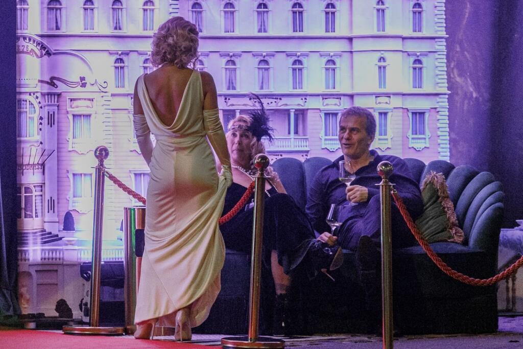 Väčšina z 50 hostí sa z chuti zabávalo v uzavretej spoločnosti spomínaného luxusného podniku až do skorých ranných hodín.