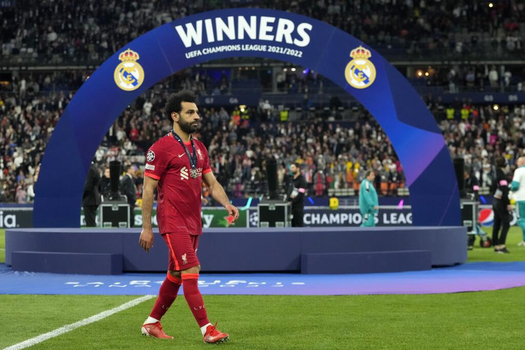 Mohamed Salah kráča po prehre vo finálovom zápase Ligy majstrov s Realom Madrid na štadióne Stade de France v Paríži.