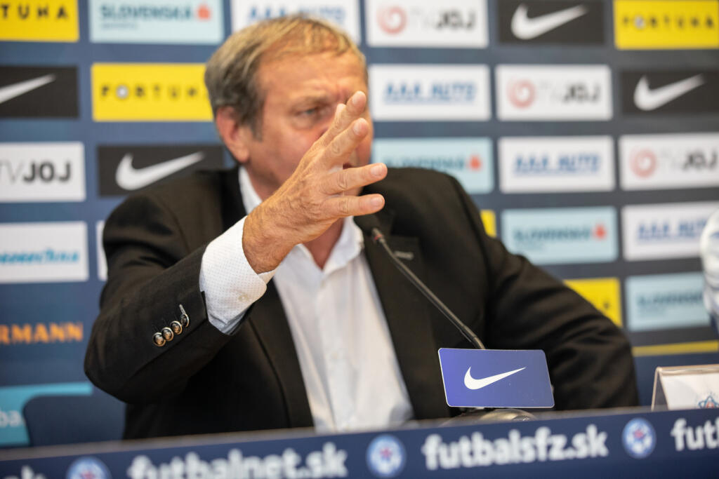 "Škriniar povedal to isté, som z neho sklamaný, lebo vzťah s ním bol nadštandardný. Teším sa z jeho výkonov, budem obom stále fandiť, ale aj som ich chcel na tlačovke po zápase s Českom vyhecovať čiastočnou kritikou, aby prevzali väčšiu zodpovednosť za hru mužstva a nespoliehali sa na Škrtela."