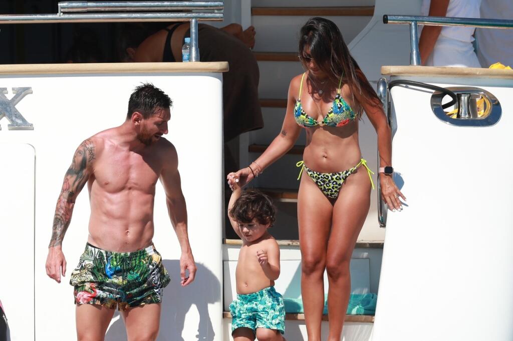Lionel Messi čerpal sily na luxusnej jachte, kde si vyšiel so svojou rodinkou aj s rodinkou Luisa Suareza. Messi manželka Antonella zatienila futbalové hviezdy a bola ústrednou postavou pre paparazzi fotografov.