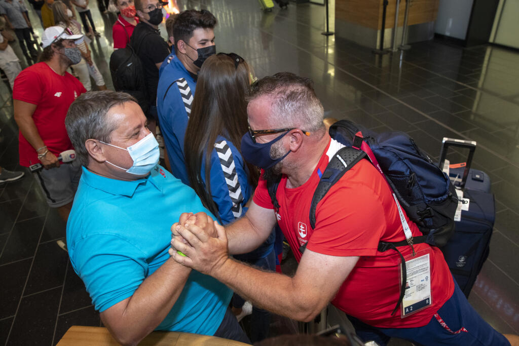 Prílet slovenského streleckého tímu z olympijských hier v Tokiu, kde získala Zuzana Rehák-Štefečeková zlatú medailu v trape.