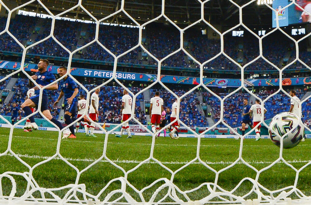 Na snímke lopta v sieti a zľava strelec druhého gólu Milan Škriniar a jeho spoluhráč Ľubomir Šatka v zápase E-skupiny na majstrovstvách Európy vo futbale Poľsko - Slovensko v pondelok 14. júna 2021 v ruskom Petrohrade. FOTO TASR - Martin Baumann