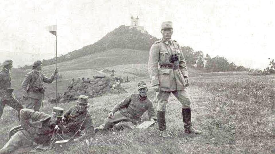 Pod štiavnickou Kalváriou: Generál Josef Šnejdárek so svojimi vojakmi.  