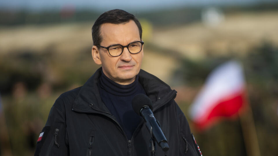 Na snímke poľský premiér Mateusz Morawiecki sa účastní so slovenským premiérom Eduardom Hegerom (nie je na snímke ) na spoločnom vojenskom cvičení Vyšehradskej skupiny (V4), USA a Británie pod názvom Puma 22 v poľskom meste Rzeszów v stredu 9. novembra 2022. FOTO TASR - Jakub Kotian