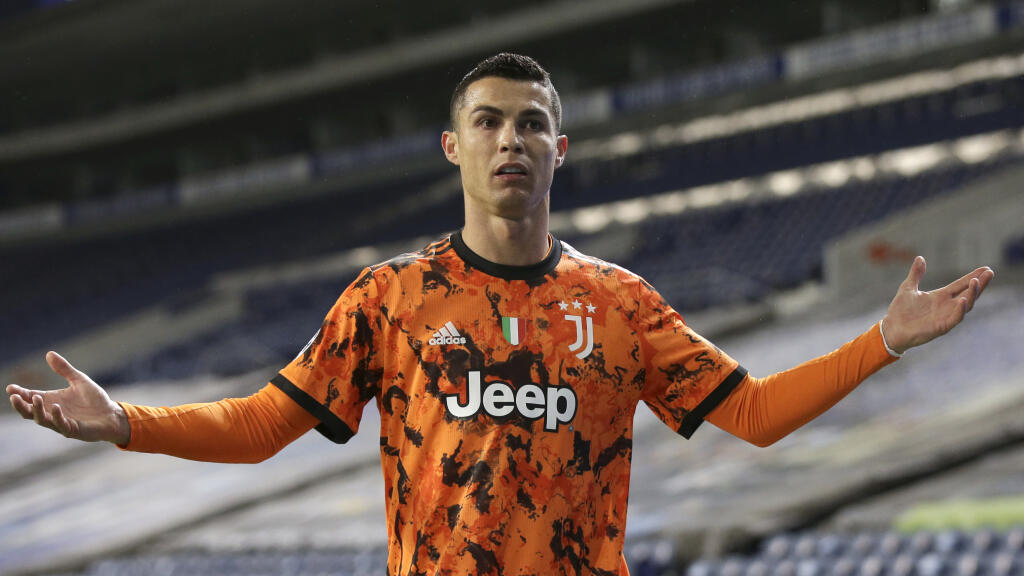 JB 43 Porto - Hráč Juventusu Cristiano Ronaldo gestikuluje v zápase osemfinále Ligy majstrov FC Porto - Juventus Turín v Porte 17. februára 2021. FOTO TASR/AP
Juventus' Cristiano Ronaldo gestures during the Champions League round of 16, first leg, soccer match between FC Porto and Juventus at the Dragao stadium in Porto, Portugal, Wednesday, Feb. 17, 2021. (AP Photo/Luis Vieira)
