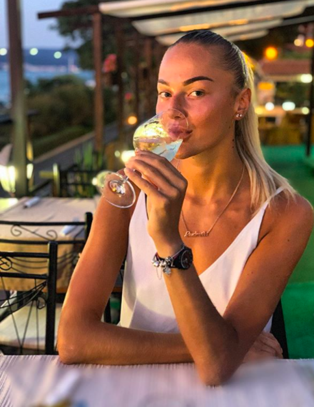 Blondínka má totiž telo bohyne.