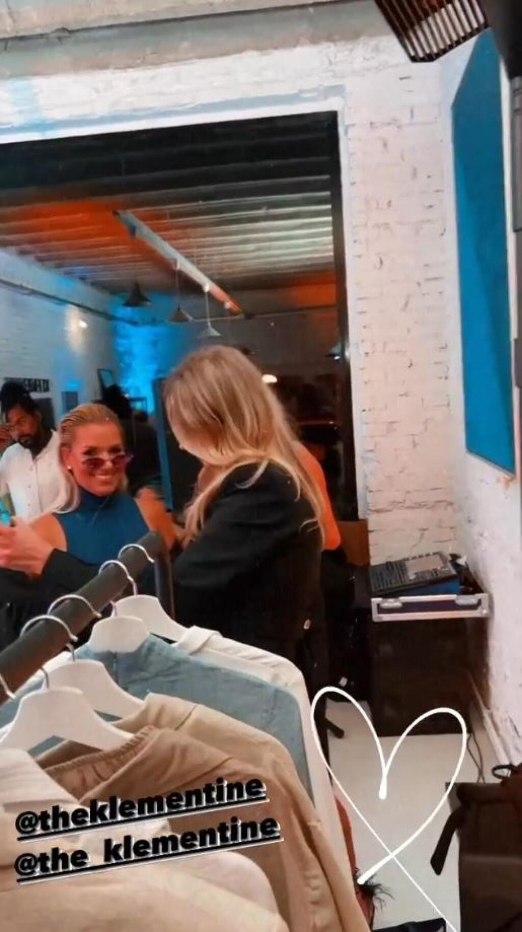 Zdá sa, že krušné týždne berie bývalá tenistka športovo, pretože po návrate z dovolenky sa objavila v spoločnosti, tentoraz na otváraní showroomu obchodu jej kamarátky.