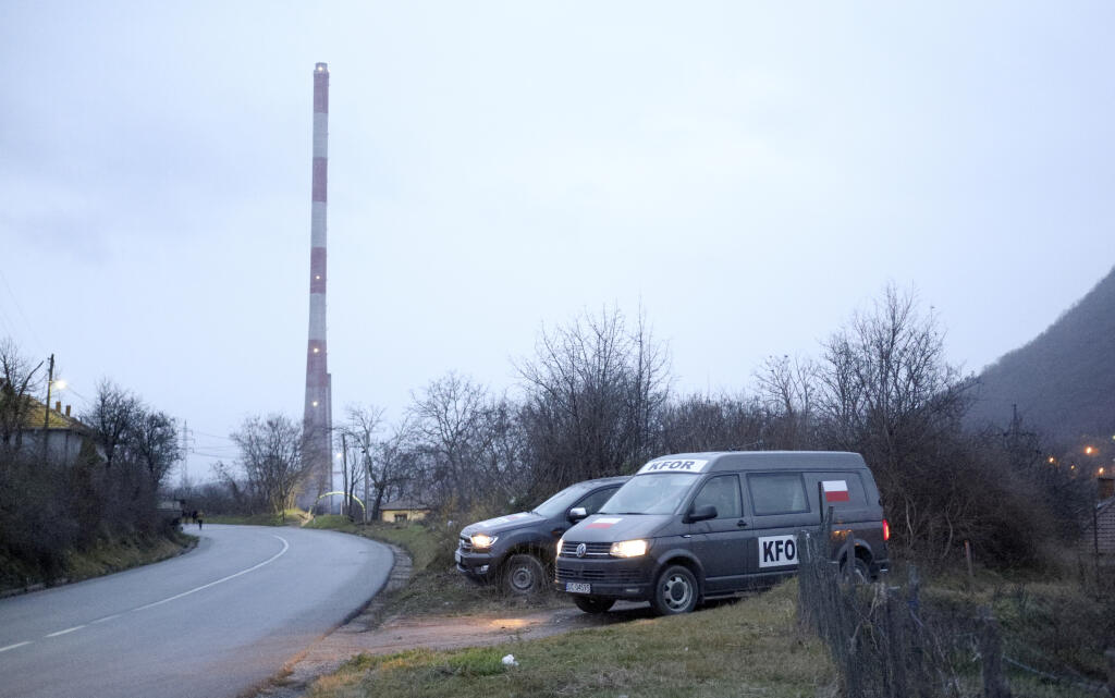 JB 48 Rudare - Poľskí vojaci v rámci mierovej misie KFOR Kosovo hliadkujú na ceste pri barikáde neďaleko dediny Rudare, na severe Kosova 10. decembra 2022. Stovky etnických Srbov v sobotu barikádami prehradili cestu na severe Kosova, čím zablokovali dopravu cez dva hlavné hraničné priechody smerom do Srbska, uviedla tamojšia polícia. Ako zátarasy použili nákladné autá, sanitky a poľnohospodárske stroje, informovala agentúra AFP. Miestne médiá objasnili, že protestujúci chceli zabrániť prevozu po