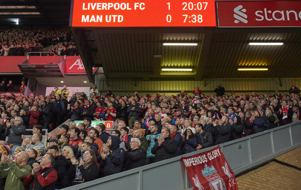 Rivalita išla bokom. Fanúšikovia Liverpoolu v 7. minúte tlieskali v stoji a spievali hymnu