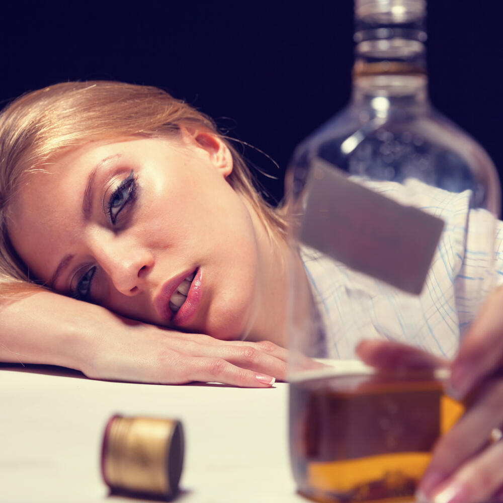 žena opitá - alkohol - alkoholizmus - alkoholička
