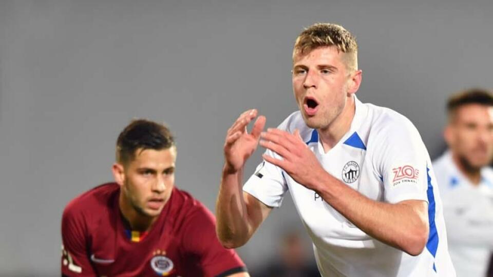 Futbalisti Liberca s logom firmy Vladimíra Poóra na rukáve vyhrali na Sparte 2:0. Prehre nezabránil ani slovenský reprezentant David Hancko (v červenom).