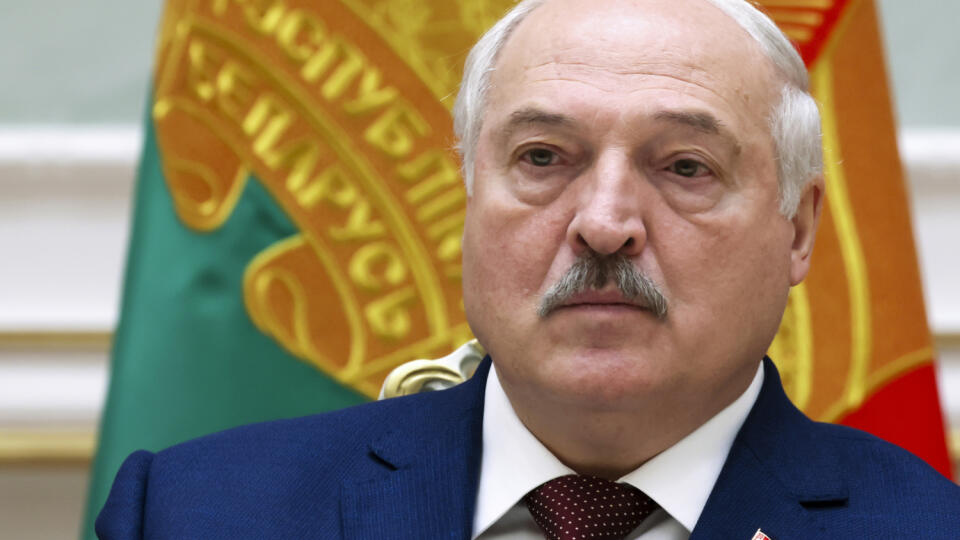 JB 30 Archív Minsk - Na archívnej snímke z 24. mája 2024 bieloruský prezident Alexandr Lukašenko počas spoločného vyhlásenia s ruským prezidentom Vladimirom Putinom po ich stretnutí v Paláci nezávislosti v Minsku. Pred 30 rokmi bol Alexandr Lukašenko prvýkrát zvolený za prezidenta Bieloruska. FOTO TASR/AP
FILE - Belarusian President Alexander Lukashenko attends a joint statement with Russian President Vladimir Putin following talks at the Palace of Independence in Minsk, Belarus, on May 24, 202