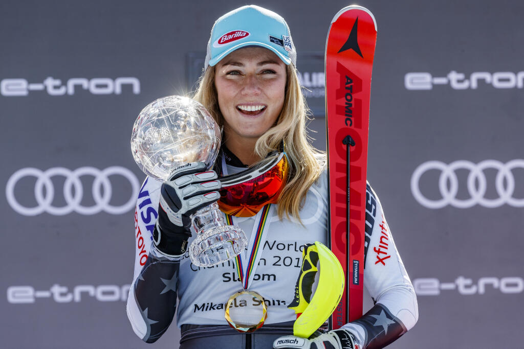 Na snímke Mikaela Shiffrin s malým glóbusom za celkové viťazstvo počas záverečných pretekov slalomu žien svetového pohára v alpskom lyžovaní v Andorre.