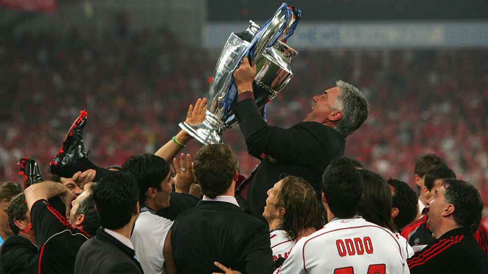 Carlo Ancelotti oslavuje so svojím milánskym AC trofej LM v roku 2007.