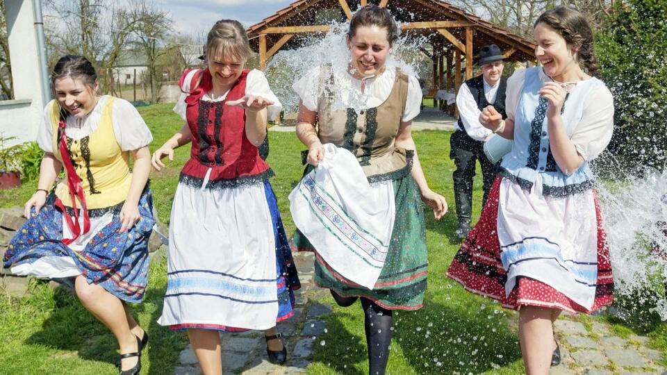 Pre cudzincov sú naše tradície drastické.