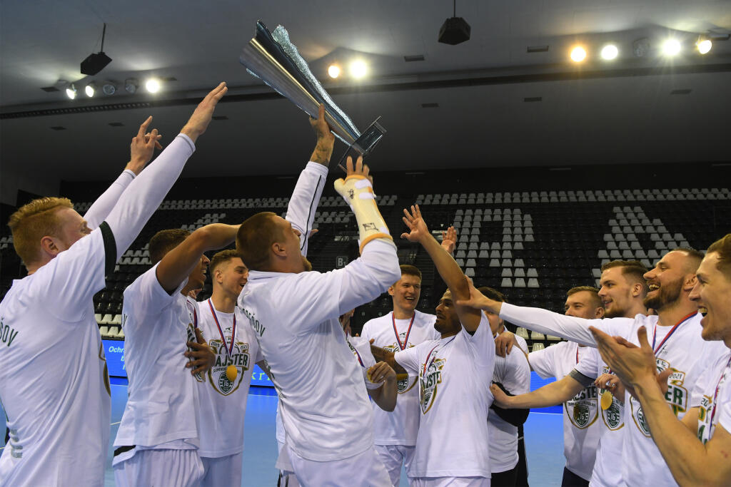 Na snímke víťazné mužstvo Tatranu, s pohárom kapitán mužstva Oliver Rábek v treťom zápase finále play off Niké Handball Extraligy mužov v hádzanej Tatran Prešov – MŠK Považská Bystrica.