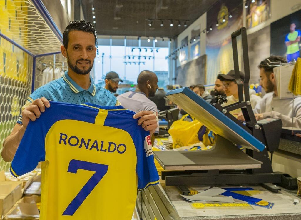 Šuškalo sa o Reale Madrid, kde Ronaldo niekoľko dní trénoval, no fámy sa nepotvrdili a tak Portugalec začína novú futbalovú etapu.