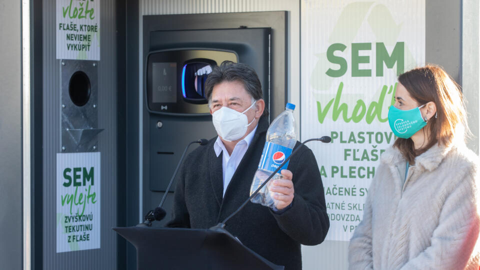 Na snímke je tlačová konferencia ktorá spustila zálohovanie PET fliaš a hlinikových plechoviek. Minister životného prostredia Ján Budaj verí, že do piatich rokov zrecyklujeme 90% týchto odpadov.